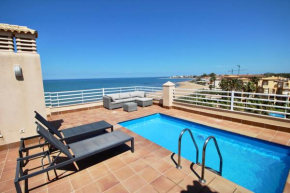 Ático frontal al mar con piscina privada